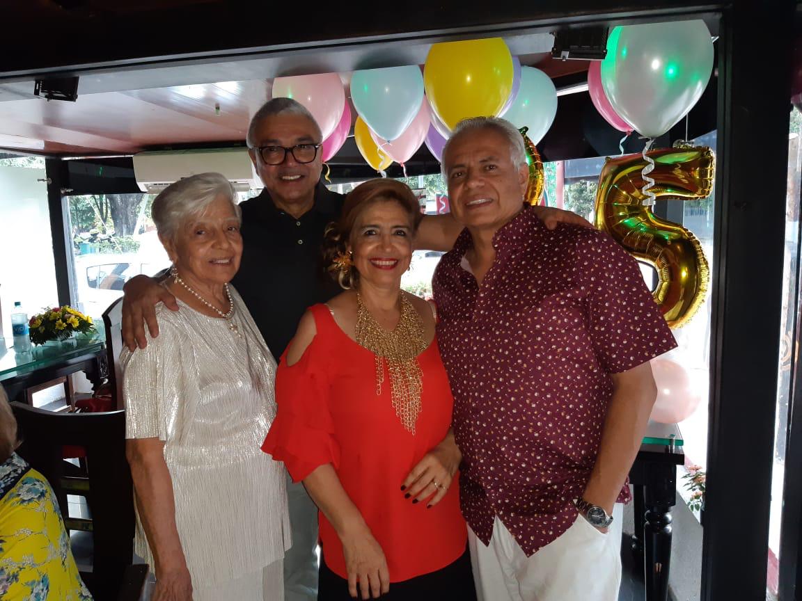 La homenajeada Bernarda Viatela Farfán, Jorge Eduardo Rincón Viatela, Ana Cristina Rincón Viatela y Óscar Alberto Escobar Viatela. La homenajeada Bernarda Viatela Farfán, Jorge Eduardo Rincón Viatela, Ana Cristina Rincón Viatela y Óscar Alberto Escobar Viatela.